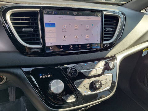 2025 Chrysler Voyager LX