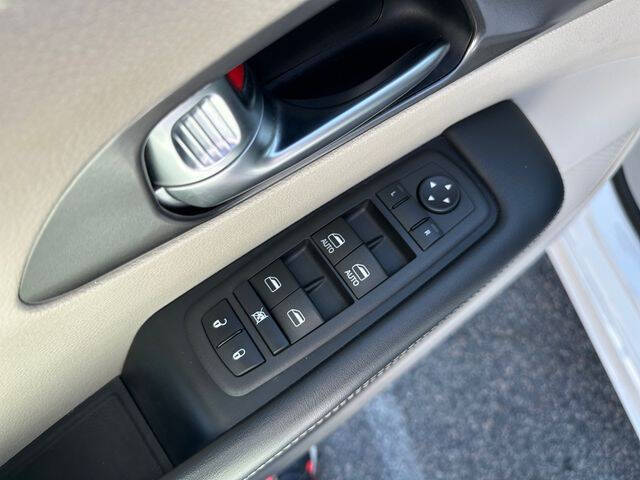 2024 Chrysler Pacifica Plug-In Hybrid Select