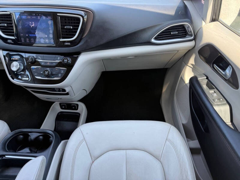 2017 Chrysler Pacifica Touring-L