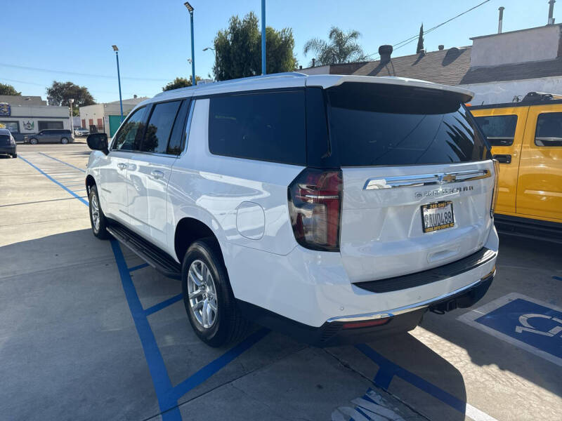 2022 Chevrolet Suburban LT photo 6