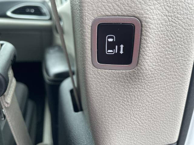 2024 Chrysler Voyager LX