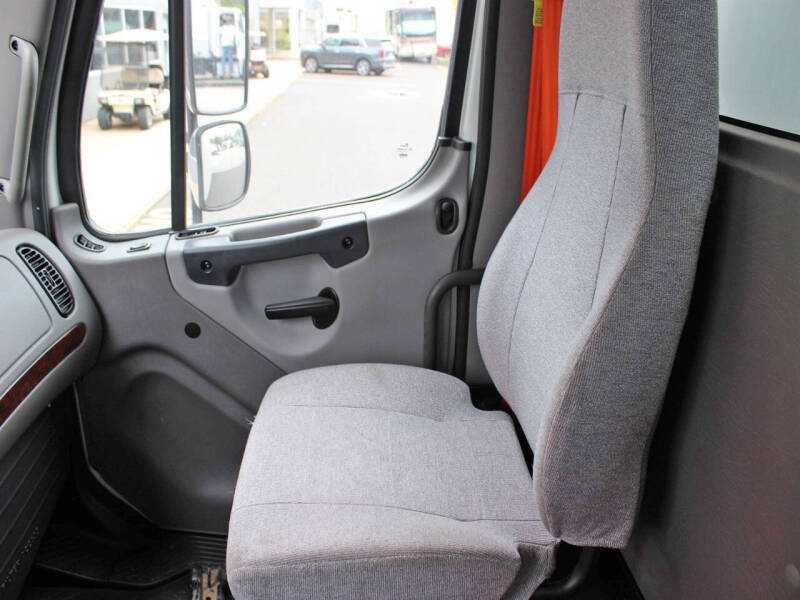 2021 Freightliner M2 106