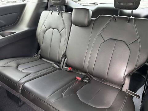 2027 Chrysler Pacifica Select