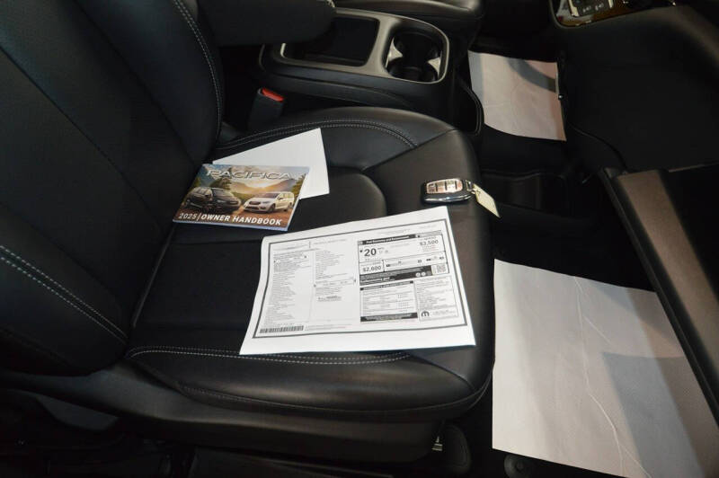 2025 Chrysler Pacifica Select
