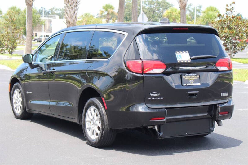 2023 Chrysler Voyager LX