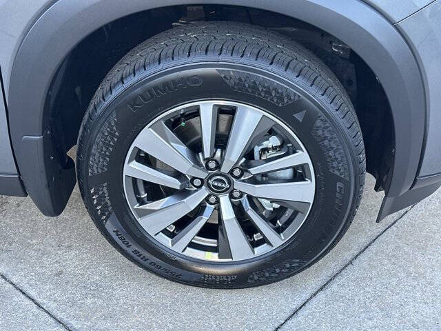 2025 Nissan Pathfinder SL