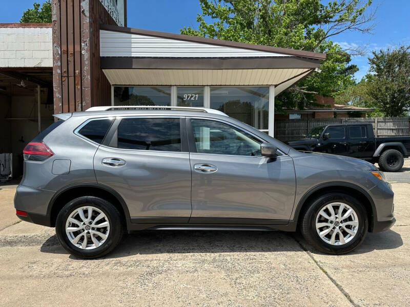 2019 Nissan Rogue SV photo 2