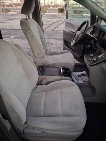 2017 Toyota Sienna LE 8-Passenger