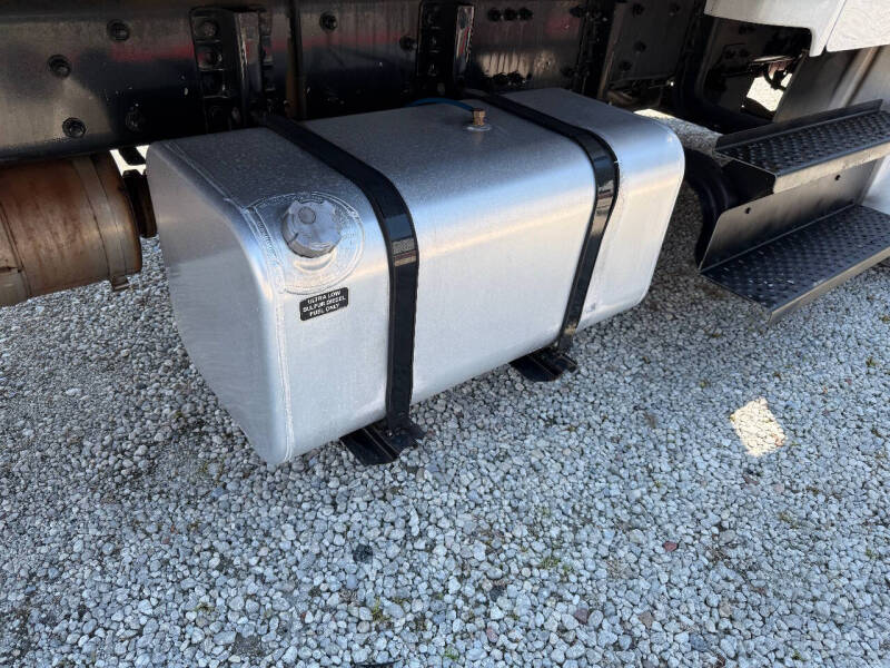 2017 Freightliner M2 106