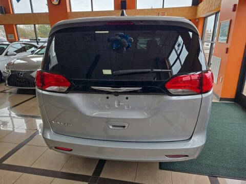 2022 Chrysler Voyager LX