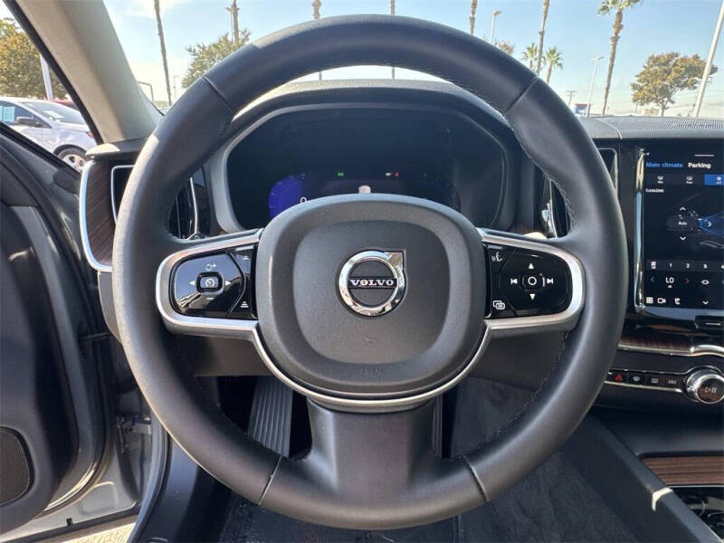 2024 Volvo XC60 B5 Plus Dark Theme