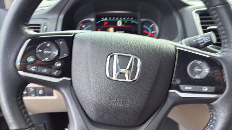 2021 Honda Pilot Touring w/Rear Captain's Chairs