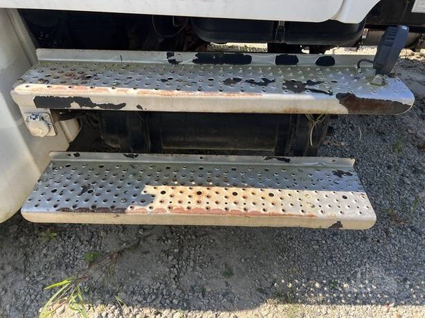 2010 Freightliner Business class M2