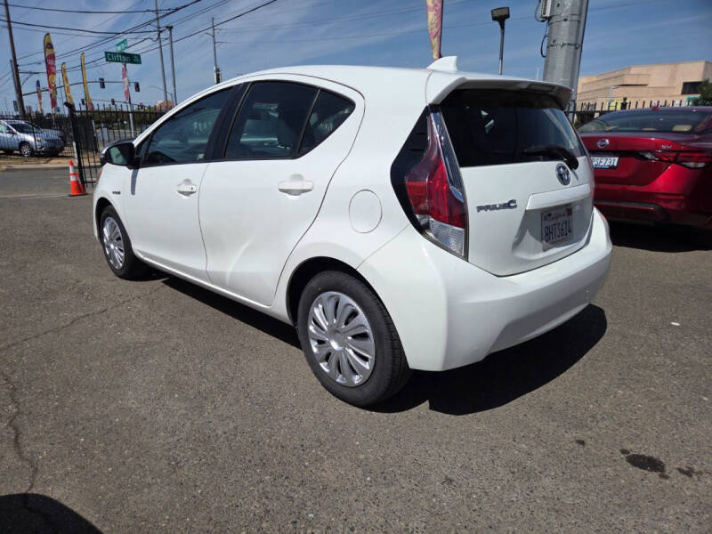 2016 Toyota Prius c Two