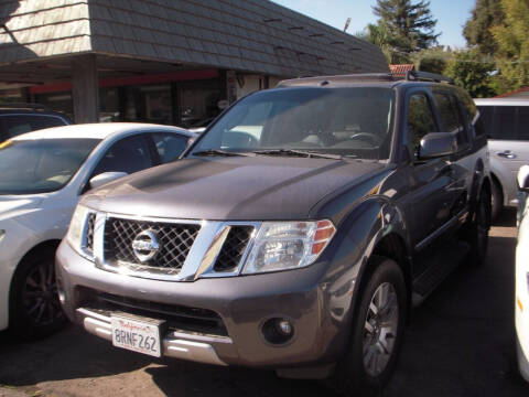 2011 Nissan Pathfinder LE