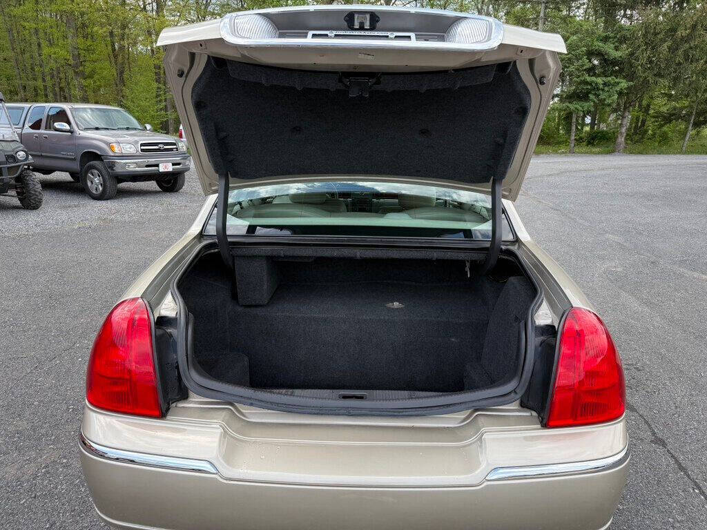 2010 Lincoln Town Car 37