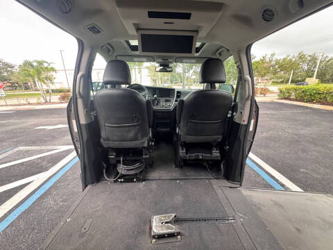 2020 Toyota Sienna SE Premium 8-Passenger