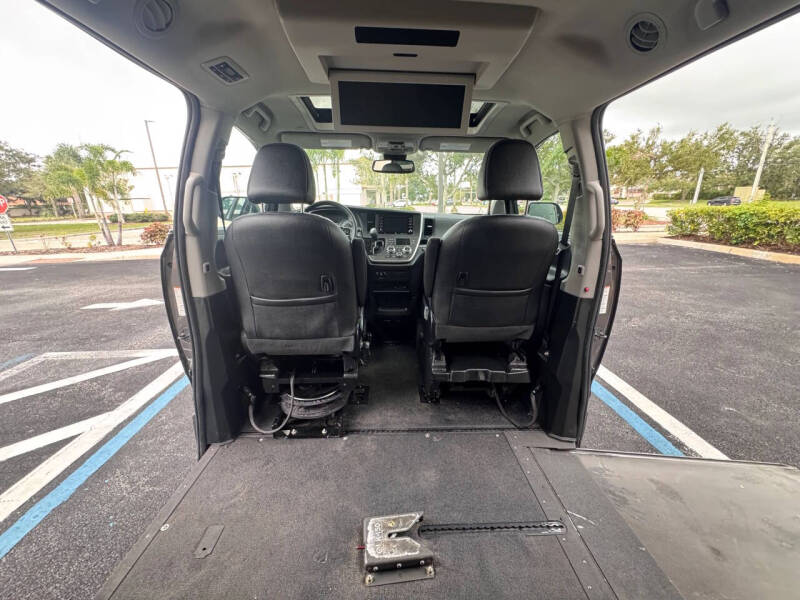 2020 Toyota Sienna SE Premium 8-Passenger