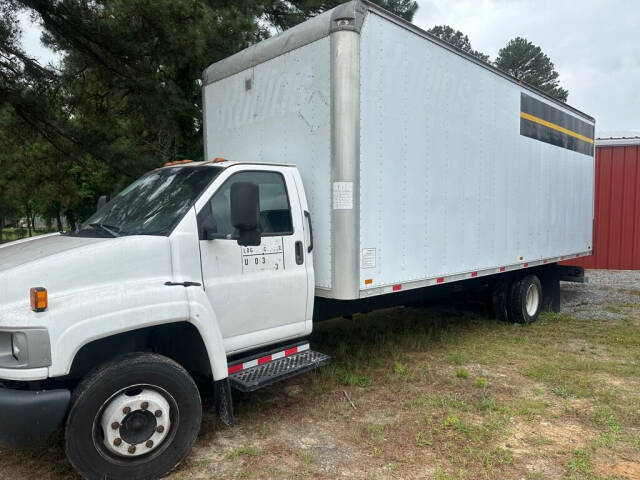 2005 GMC C5500 null photo 2