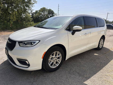 2023 Chrysler Pacifica for sale at Pary's Auto Sales in Garland TX