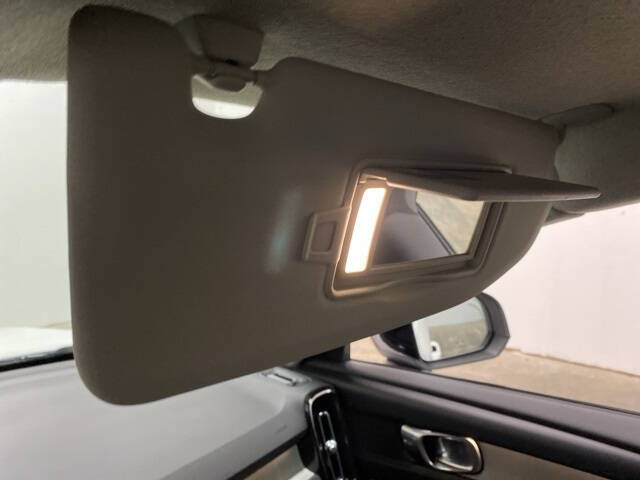 2025 Volvo XC40 B5 Plus Dark Theme