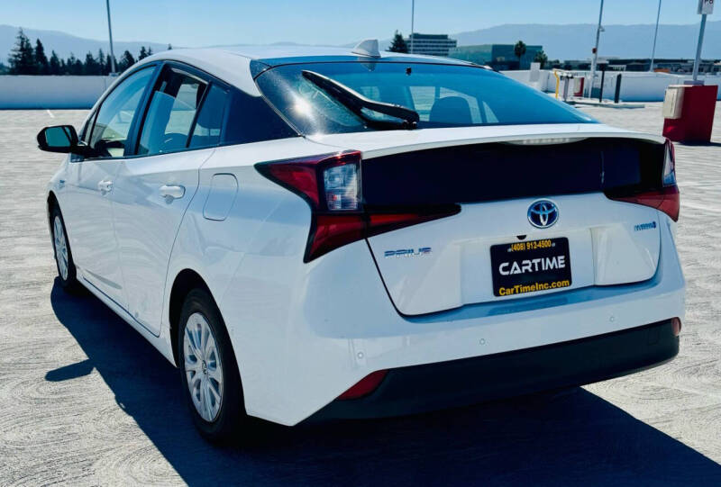 2022 Toyota Prius LE