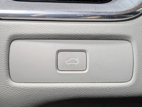 2024 Volvo XC60 B5 Ultimate Dark Theme