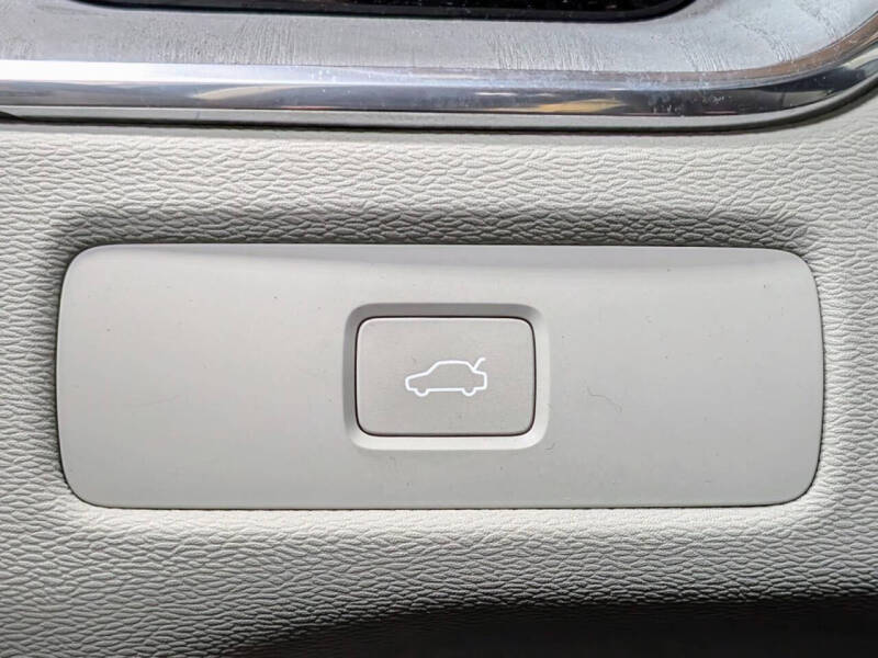 2024 Volvo XC60 B5 Ultimate Dark Theme