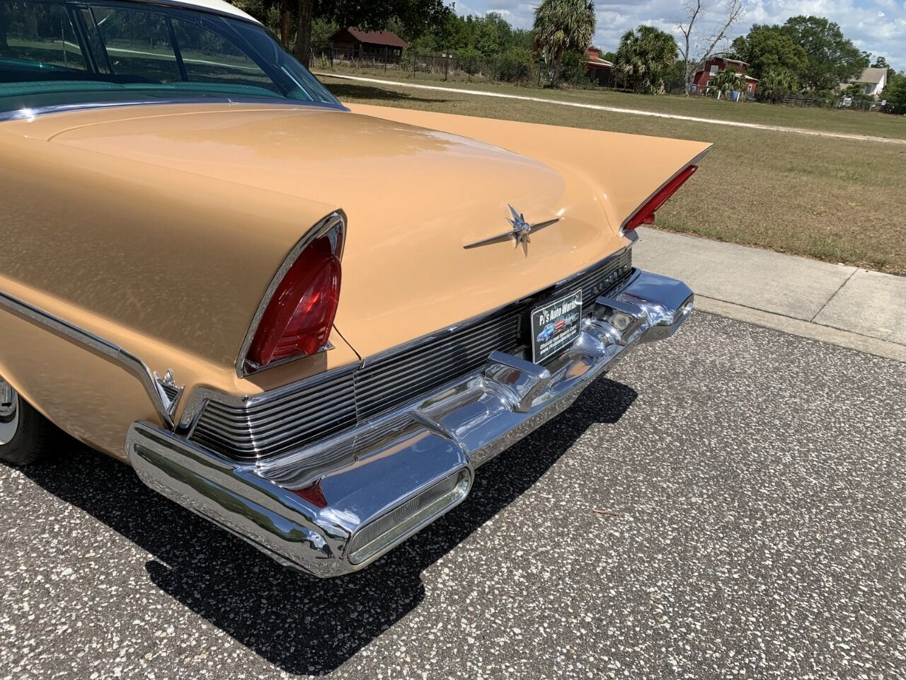 1957 Lincoln Capri 22