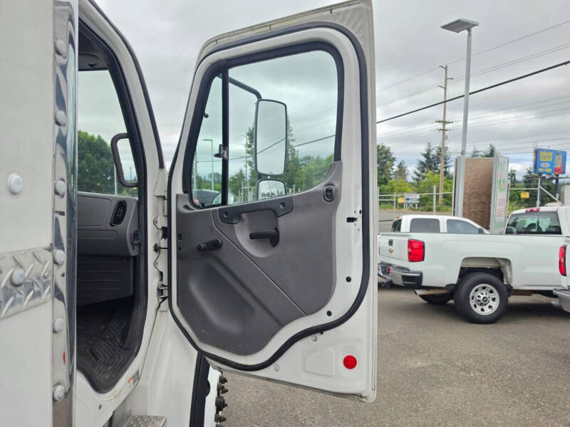 2018 Freightliner M2 106