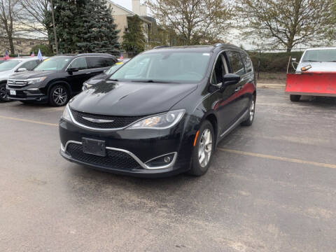 2017 Chrysler Pacifica for sale at AUTOSAVIN in Villa Park IL