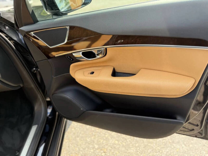 2016 Volvo XC90 T6 Momentum