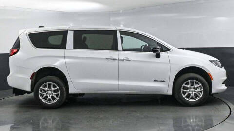 2025 Chrysler Voyager LX