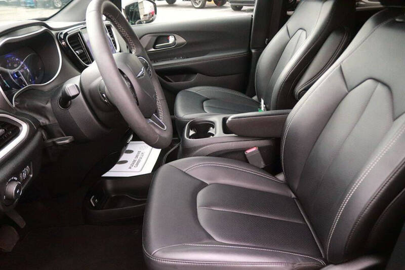 2025 Chrysler Pacifica Select