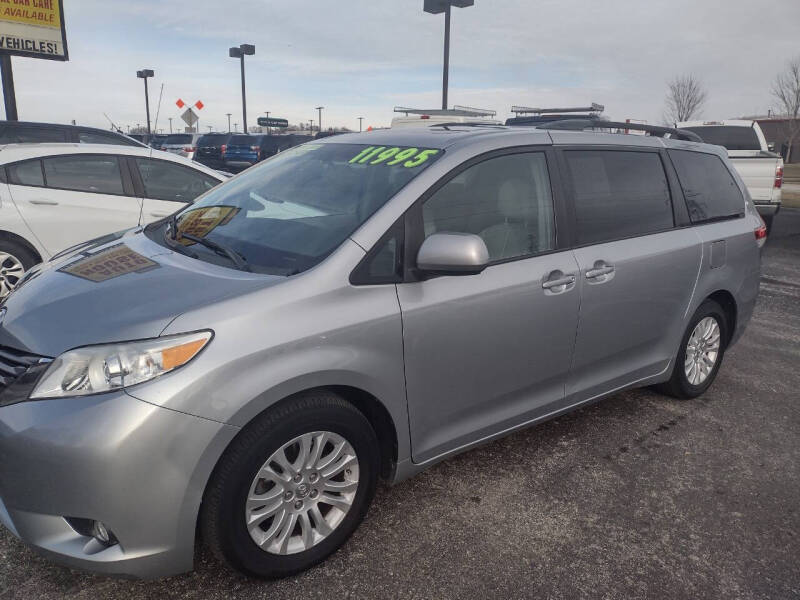 2014 Toyota Sienna XLE photo 2