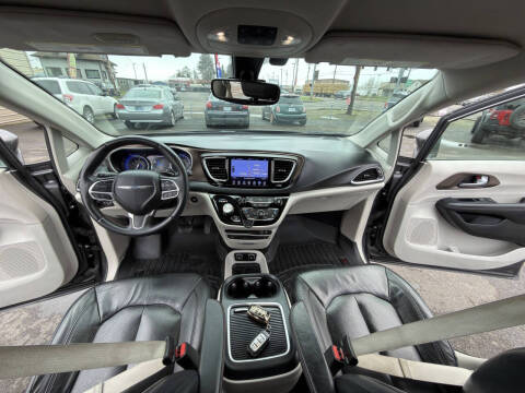 2017 Chrysler Pacifica Touring-L Plus