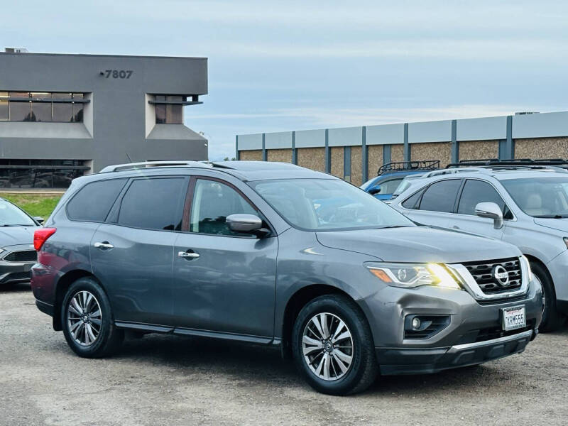 2017 Nissan Pathfinder SL
