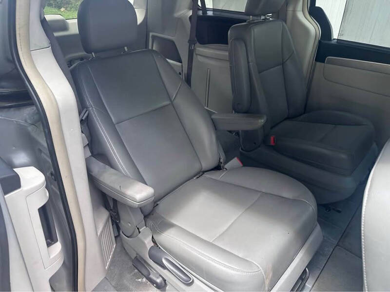 2011 Volkswagen Routan SE