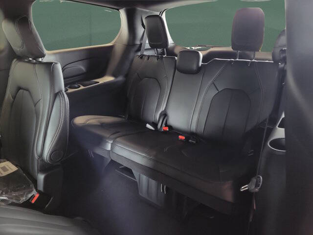2027 Chrysler Pacifica LX