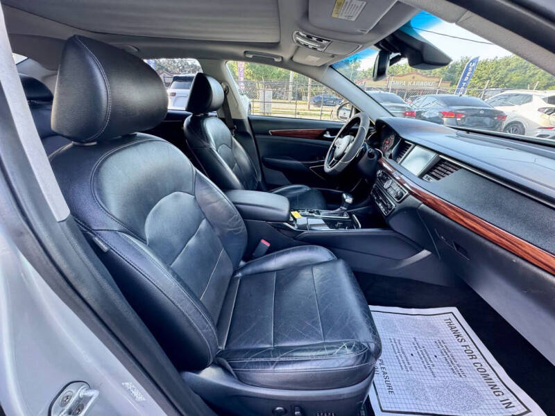 2017 Kia Cadenza Technology