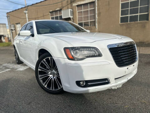 2013 Chrysler 300 for sale at Illinois Auto Sales in Paterson NJ