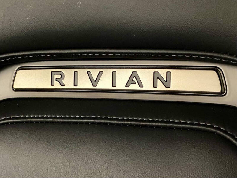 2025 Rivian R1S