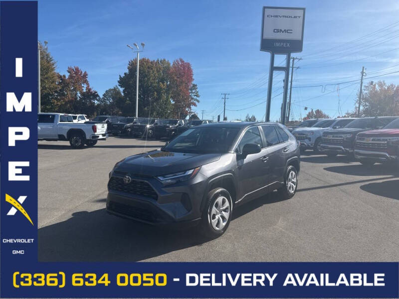 2025 Toyota RAV4 LE's photo