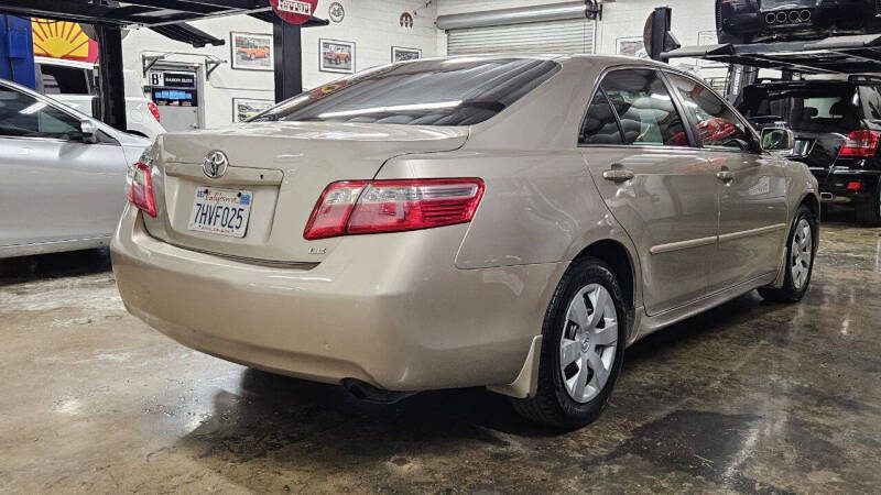 2009 Toyota Camry LE photo 8