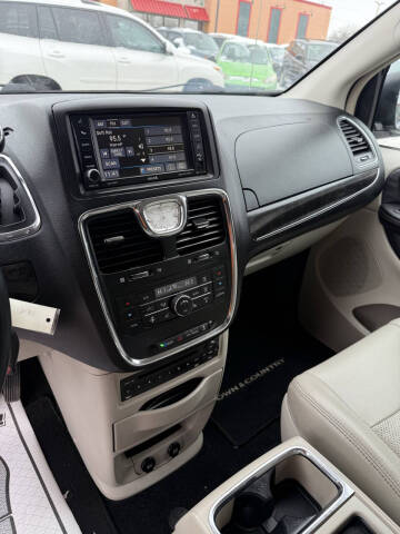2013 Chrysler Town and Country Touring-L