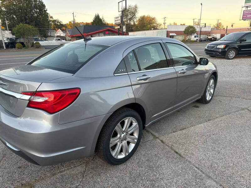 2013 Chrysler 200 null photo 4