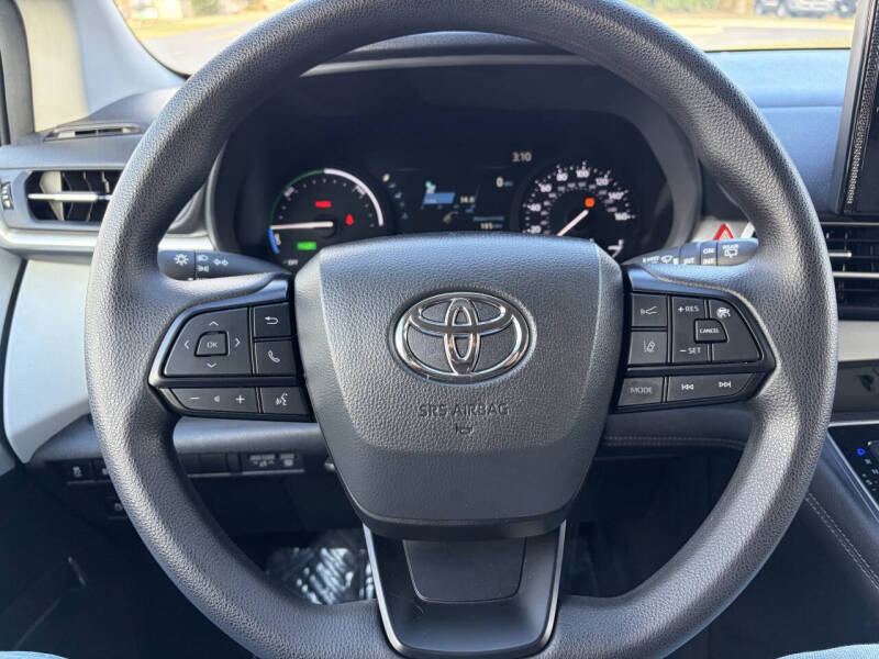 2025 Toyota Sienna LE 8-Passenger