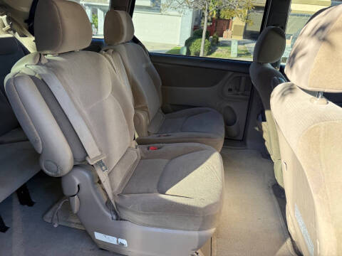 2004 Toyota Sienna LE 8 Passenger