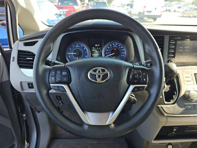 2020 Toyota Sienna LE Mobility 7-Passenger