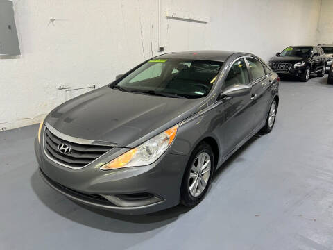 2013 Hyundai Sonata for sale at Lamberti Auto Collection in Plantation FL